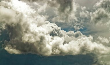 Mavi gökyüzünde beyaz bulutlar