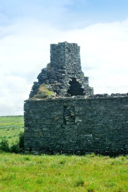 Kırsalda terk edilmiş eski bir kır evi.