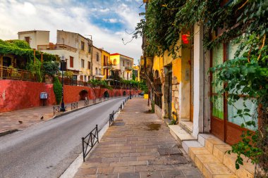 Girit 'teki Yunan adalarının büyüleyici caddeleri. Eski kasabada bir sokak.