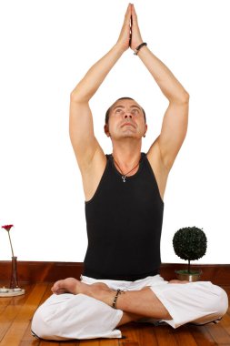 Genç adam beyaz arka planda yoga yapıyor.