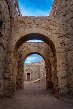 Sahra Çölü yakınlarındaki Fas sınırında terk edilmiş bir Bedevi köyü.. 
