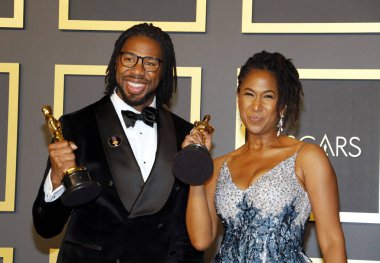 Matthew A. Cherry, Karen Rupert Toliver Oscar töreninde poz veriyor.