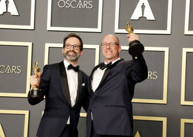 Andrew Buckland, Michael McCusker Akademi Ödülleri sunumunda poz veriyor