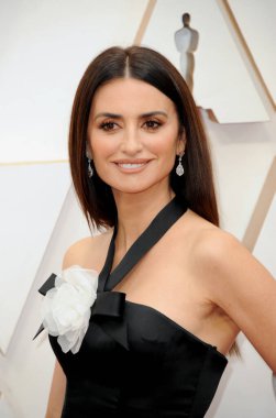 Penelope Cruz Akademi Ödülleri sunumunda poz verdi