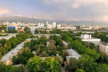 Almaty şehir manzarası - Havadan görünüm 