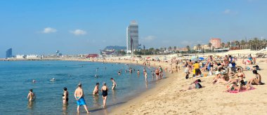 Barceloneta plaj ve gökdelen Torre Mapfre