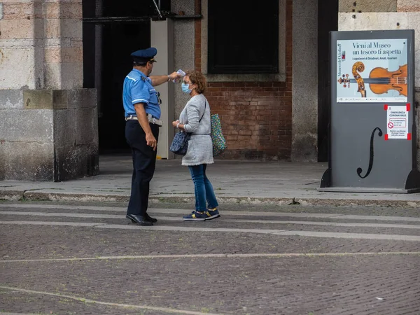 クレモナ ロンバルディア イタリア 5月2020 Covid 19中に食料品店をやっている人 — ストック写真