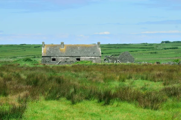 Kırsalda Terk Edilmiş Eski Bir Kır Evi — Stok fotoğraf