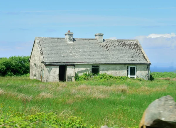Kırsalda Terk Edilmiş Eski Bir Kır Evi — Stok fotoğraf