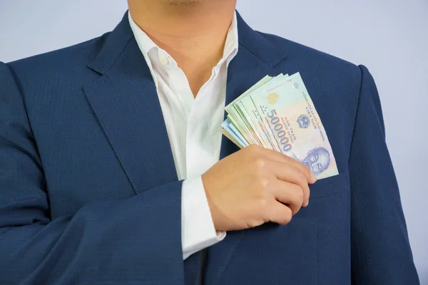 ベトナムのお金は 青いスーツを着て手のビジネスマンを保持します — ストック写真