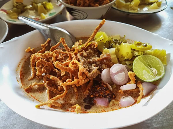 Khao Soi Recipe Sup Mie Curried Dengan Ayam Dan Daging — Stok Foto