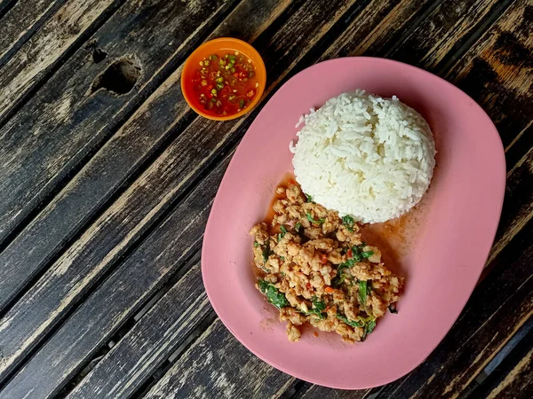 Reis Mit Gebratenem Schweinefleisch Und Basilikum — Stockfoto