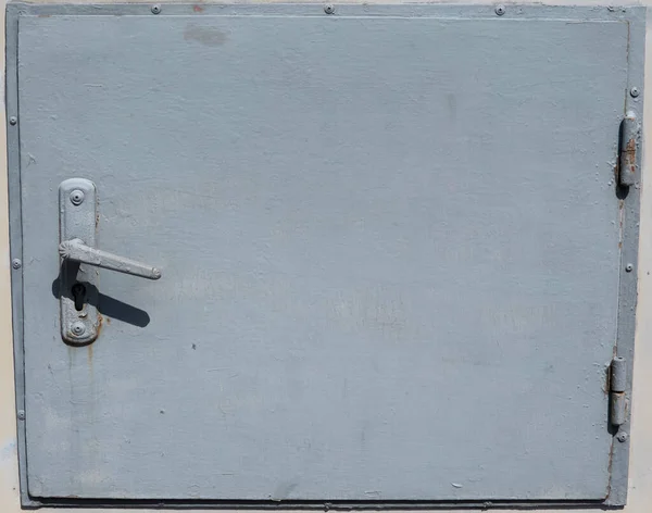 Małe Metalowe Drzwi Wbudowanej Metalowej Szafki Ścianach Zewnętrznych — Zdjęcie stockowe