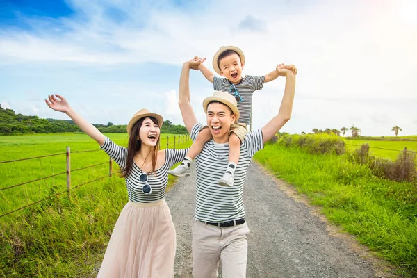 Lycklig Familj Att Kul Och Promenera Landsvägen — Stockfoto