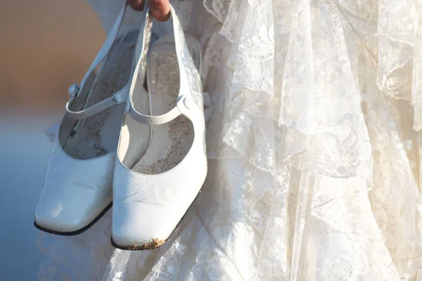 Bride Wedding Shoes Holding Her Shoes — Stock Photo, Image