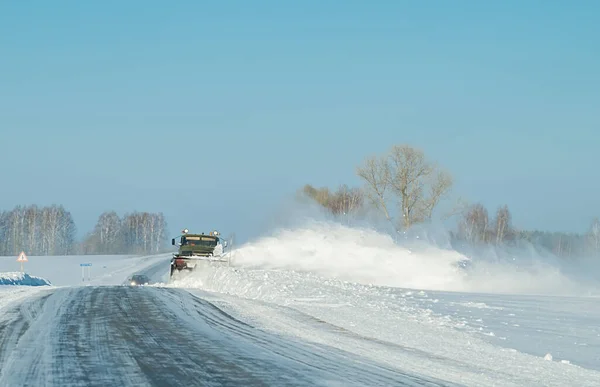 Schneeräumgeräte Lkw Winter Räumt Den Schnee Von Der Vereisten Landstraße — Stockfoto
