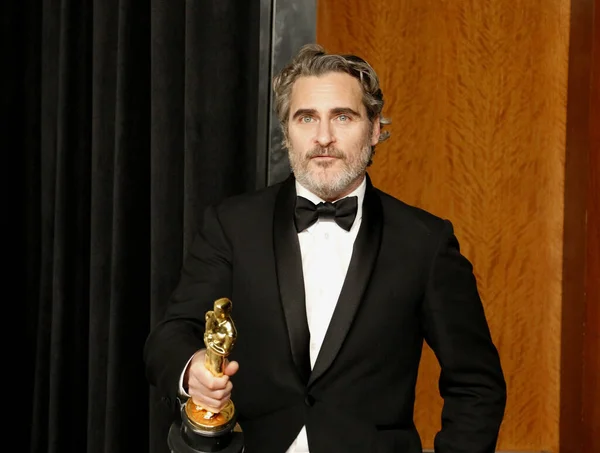 Joaquin Phoenix Papyonlu Siyah Takım Elbiseli Kamera Önünde Oscar Töreni — Stok fotoğraf