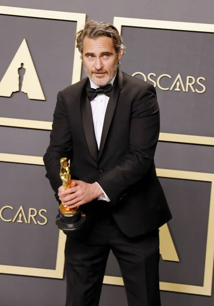 Joaquin Phoenix Papyonlu Siyah Takım Elbiseli Kamera Önünde Oscar Töreni — Stok fotoğraf