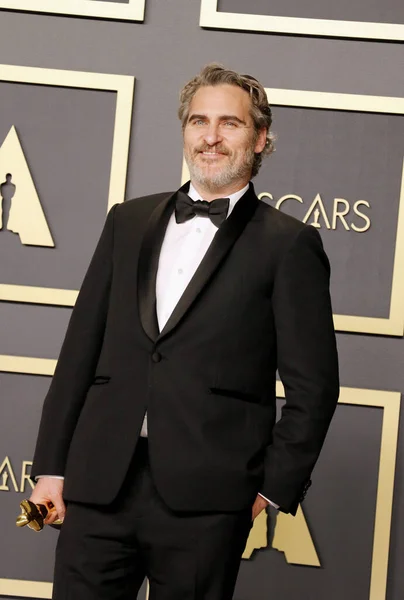 Joaquin Phoenix Bow Tie Black Suit Posing Camera Oscar Ceremony — Stock Photo, Image