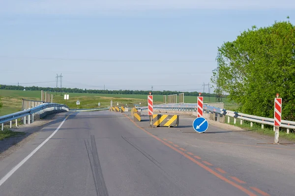 道路標識 迂回路 道路上の舗装道路上の道路の狭まり — ストック写真