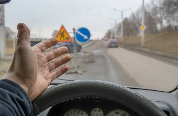 Dłoń Kierowcy Kierownicą Samochodu Oburzonego Naprawami Dróg Zamontowanymi Znakami Drogowymi — Zdjęcie stockowe