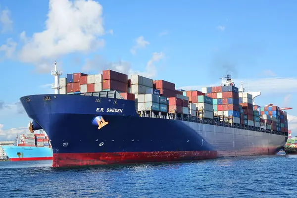 Groot Container Schip Verlaat Kaohsiung Harbor — Stockfoto