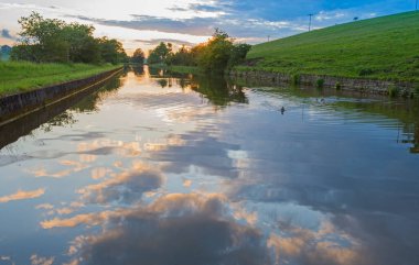 Kırsal ortamda Ingiliz kanalının görünümü