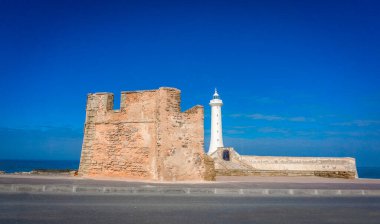 Güneşli bir günde deniz feneri Rabat 'ın manzaralı bir çekimi.