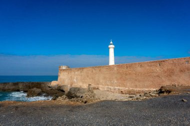 Güneşli bir günde deniz feneri Rabat 'ın manzaralı bir çekimi.