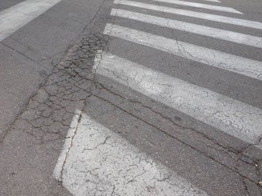 Zebra geçidi işareti yolda