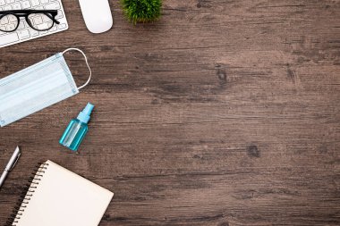 COVID-19 'u, mavi maskeyi ve el temizleyicisini koruyacak ekipmanlar. 