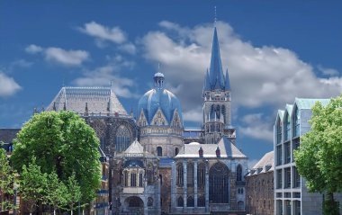 Almanya 'nın Aachen şehrinde etkileyici bir katedral ya da kilise. 