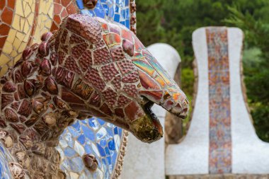 Barcelona Park Guell Gaudi yılan ve Katalan barlarda dört mod