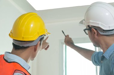 Mimarlar ve mühendisler, müşteriye kaliteli konut sağlamadan önce başarılı bir yapı planı oluşturmak için evin içini incelerler.