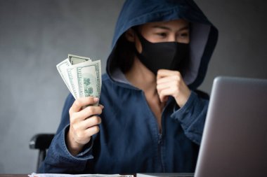 Kapüşonlu mavi tişört giyen profesyonel hacker kadın.