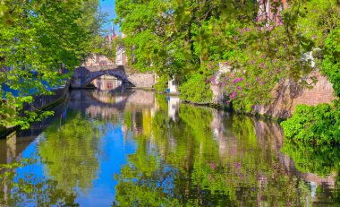 Bruges, Belçika kanalları manzaralı.