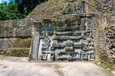 Caracol Tapınağı 'nın antik kalıntılarının manzaralı görüntüleri.