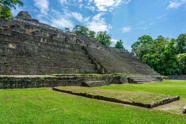 Caracol Tapınağı 'nın antik kalıntılarının manzaralı görüntüleri.