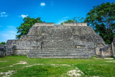 Caracol Tapınağı 'nın antik kalıntılarının manzaralı görüntüleri.