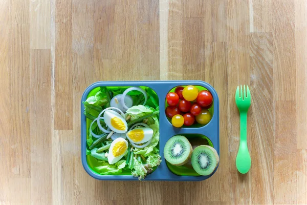 带食物的可折叠午餐盒 — 图库照片