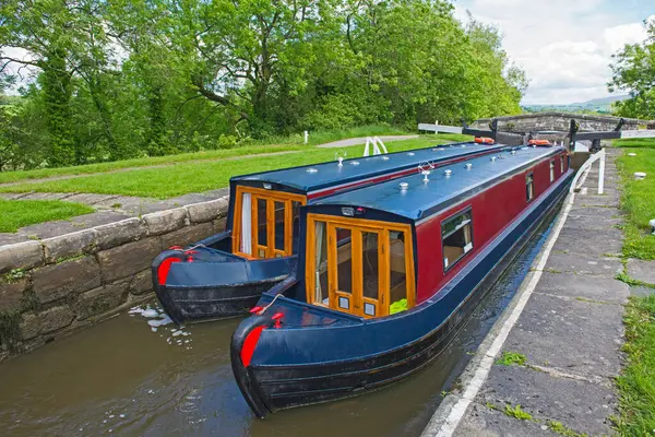Barcos Uma Fechadura Canal Britânico Ambiente Rural — Fotografia de Stock