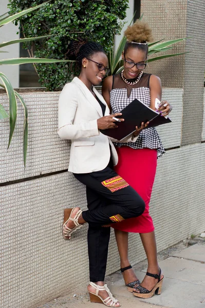 Młode Kobiety Biznesu Dochodzą Porozumienia — Zdjęcie stockowe