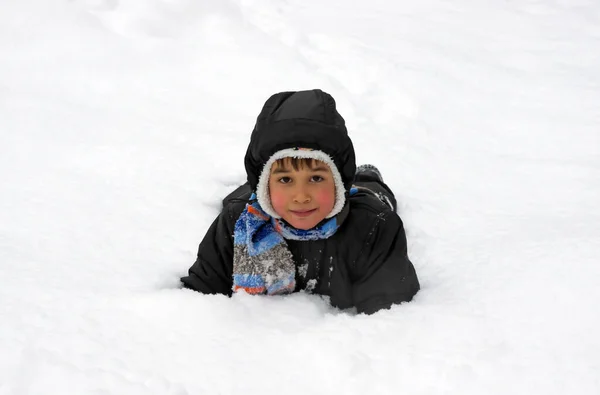 Karda Küçük Çocuk — Stok fotoğraf