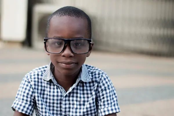 Retrato Menino Óculos — Fotografia de Stock