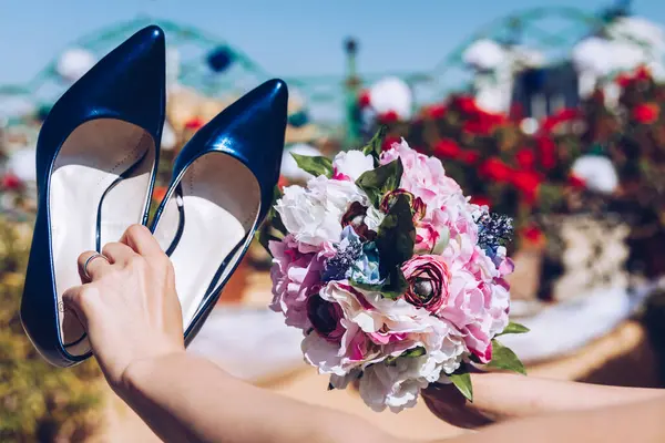 Noiva Segurando Buquê Sapatos Azuis — Fotografia de Stock