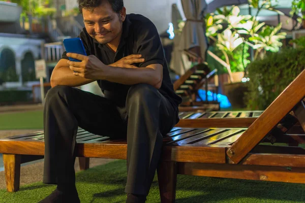 Asia Hombre Sonriendo Con Teléfono Inteligente Piscina —  Fotos de Stock