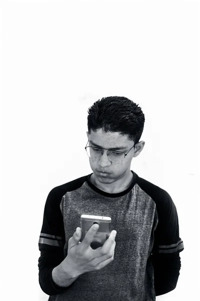 用被白色隔离的智能手机拍摄的青少年肖像 — 图库照片
