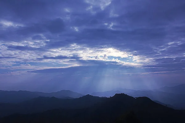 Bulutların Arasından Işık — Stok fotoğraf
