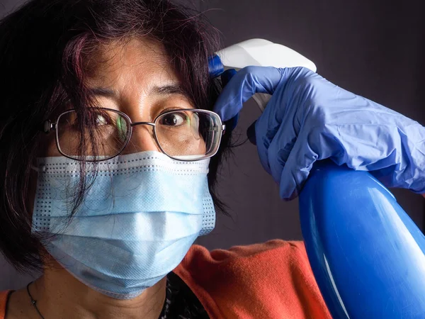 Divertido Humorístico Adulto Asiático Mujer Usando Protección Máscara —  Fotos de Stock