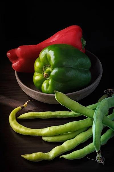 健康的地中海美食和新鲜食物 红椒和黄瓜 奶奶的厨房 — 图库照片